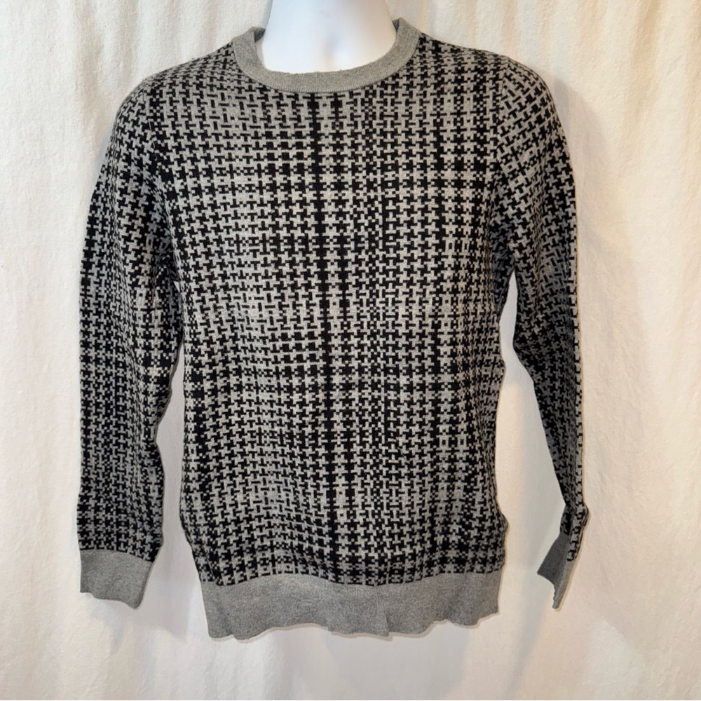 Gently Used Men’s Express Houndstooth Sweater Size Medium Gray & Black